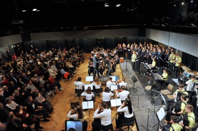 Mezi světy - obrovský koncert střezinských orchestrů s hosty z USA