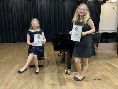 GRATULUJEME: Klavírní duo Sestry v akci přivezlo z ústředního kola soutěže druhé místo