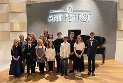 Střezinští klavíristé zakončili rok 2022 koncertem v Petrofu