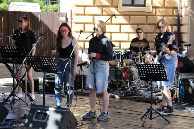 Popshow vedle Klicperova divadla den před zahájením festivalu Regiony