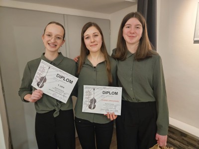 GRATULUJEME: Z krajského kola soutěže si střezinské soubory přivezly dva postupy a krásné ceny