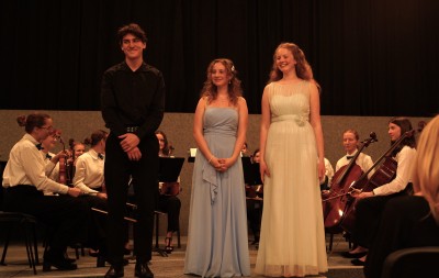 Absolventy při jejich koncertu doprovodil Smiling String Orchestra